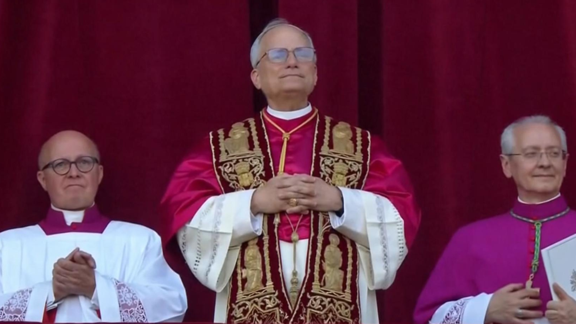 Em primeiro discurso ao assumir papado, Leão XIV homenageia antecessor e saúda fiéis