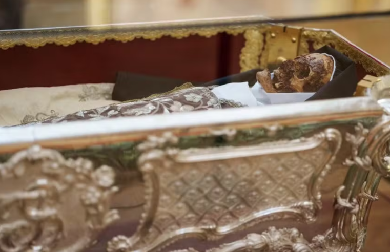 Santa Teresa d’Ávila: corpo intacto da freira é mostrado ao público pela 3ª vez em 442 anos