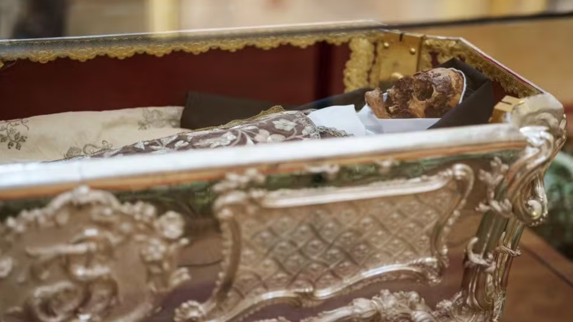 Santa Teresa d’Ávila: corpo intacto da freira é mostrado ao público pela 3ª vez em 442 anos