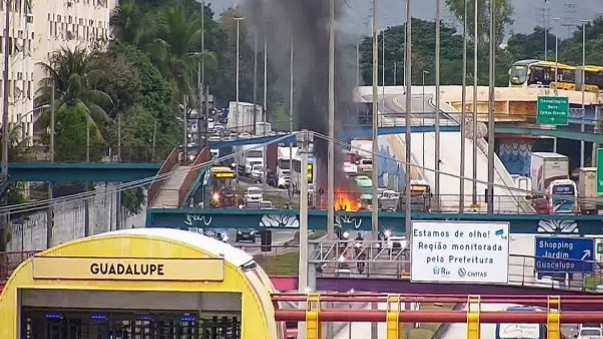 Incêndio interdita Avenida Brasil e provoca lentidão na altura de Guadalupe
