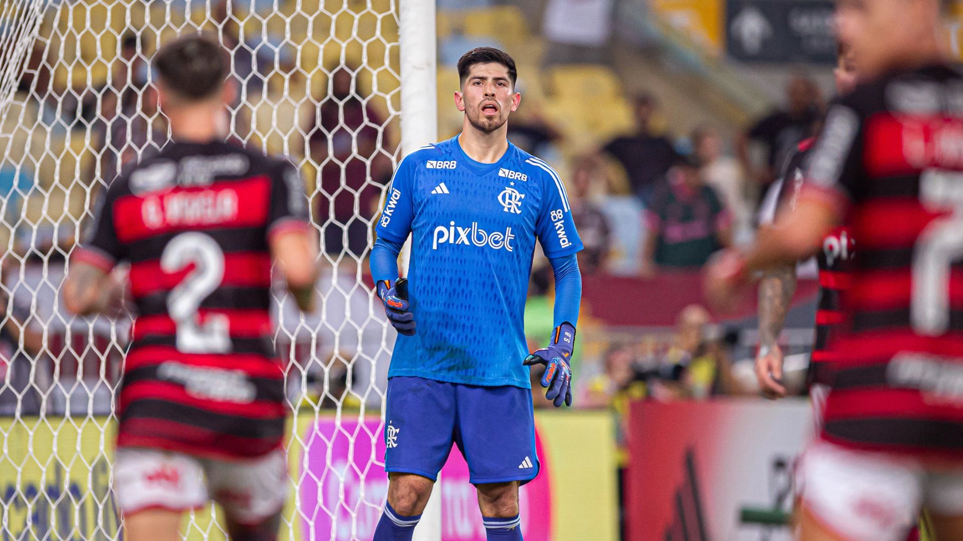 Ataque a comboio do Flamengo gera preocupação em Boto em relação à chegada de reforços
