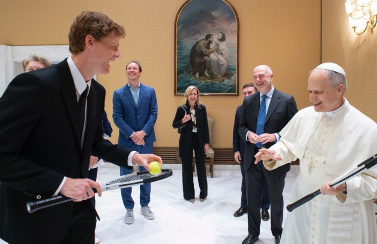 Papa Leão XIV recebe nº1 do Tênis no Vaticano: ‘quer jogar um pouco?’