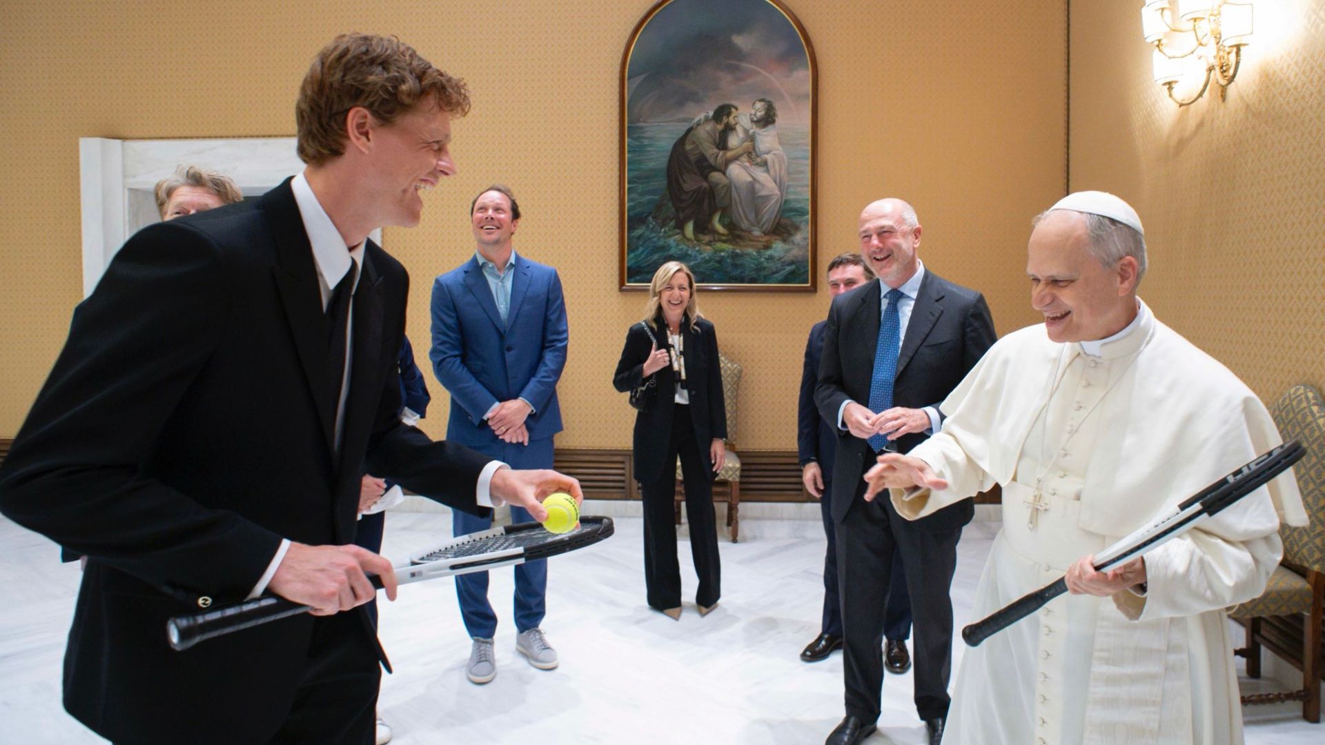 Papa Leão XIV recebe nº1 do Tênis no Vaticano: ‘quer jogar um pouco?’