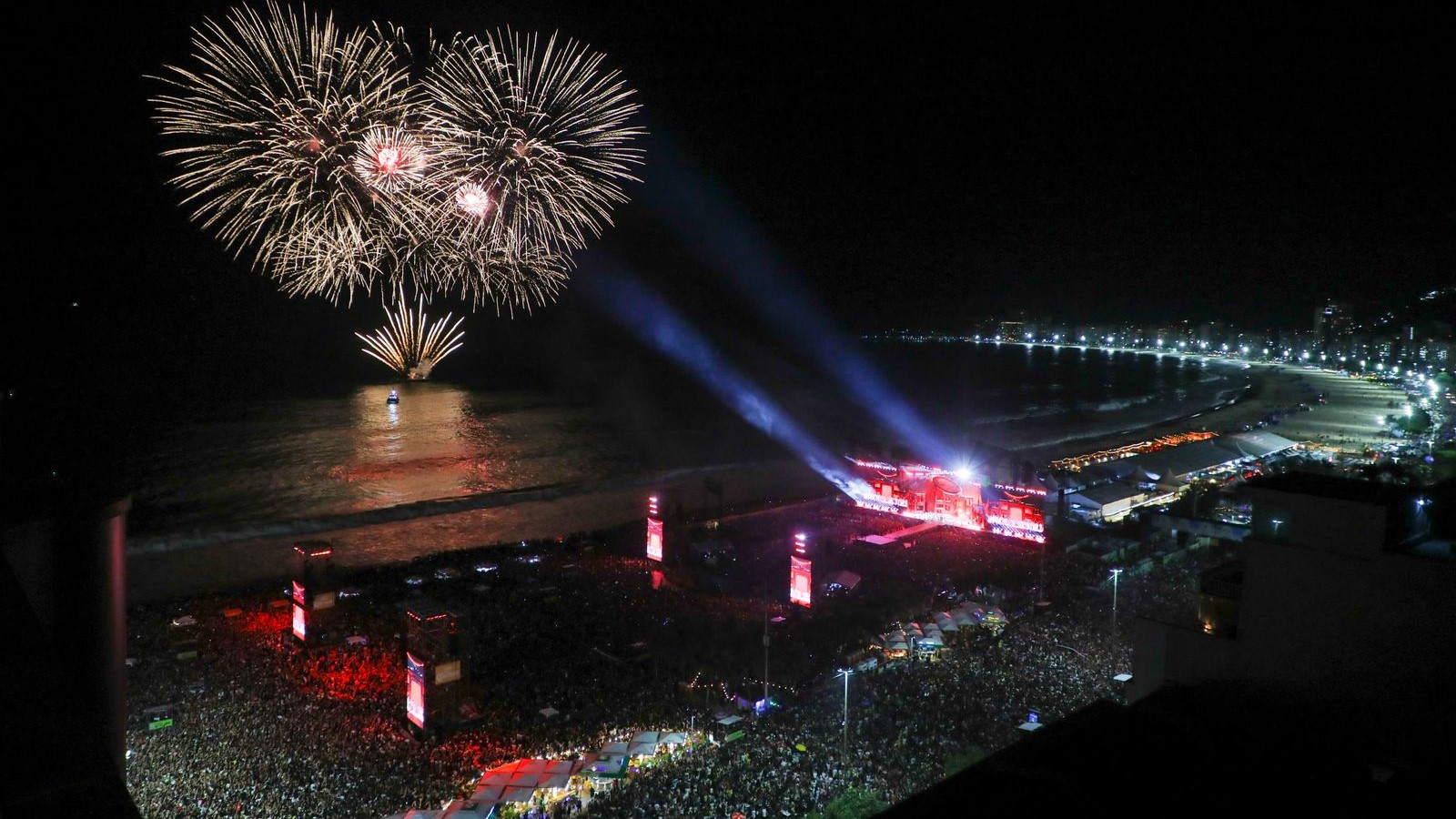 Lady Gaga atrai 2,1 milhões de pessoas para Copacabana em show histórico