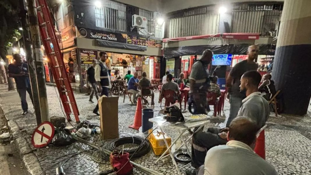 Claro é multada por danificar poste na Lapa durante instalação irregular de cabos