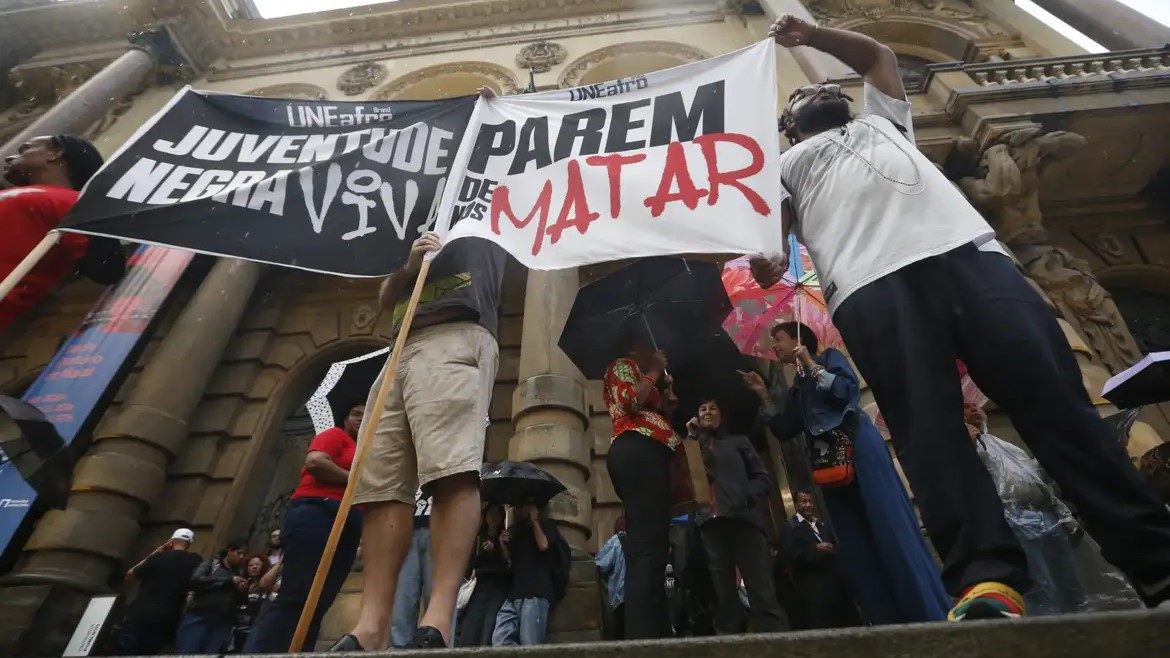 Ser negro no Brasil representa risco 2,7 vezes maior de ser vítima de homicídio, aponta Atlas da Violência