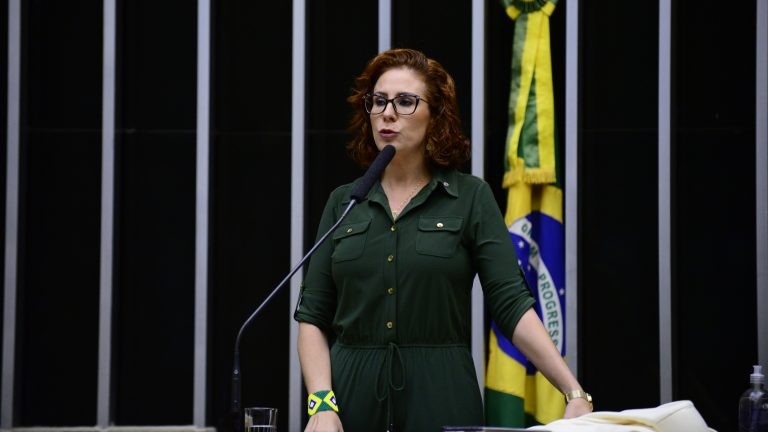 Alexandre de Moraes nega pedido de Carla Zambelli para suspender julgamento no STF