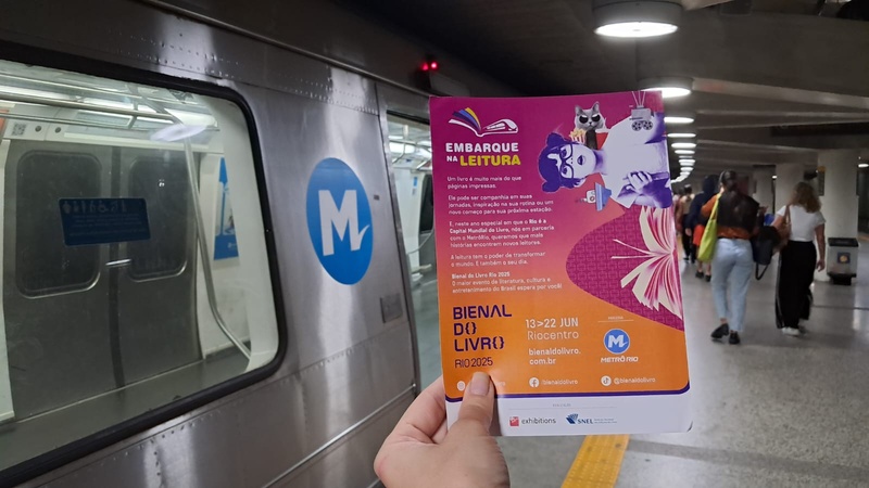 Bienal do Livro Rio distribui 2,5 mil livros em trens do MetrôRio na ação ‘Embarque na Leitura’