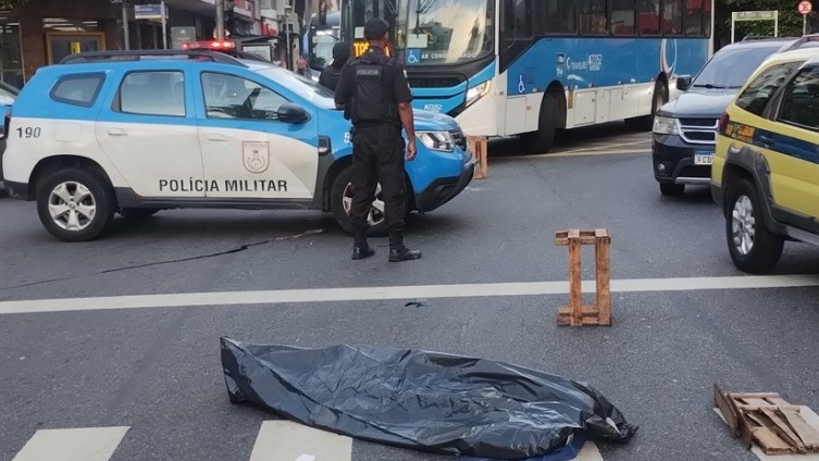 Homem em situação de rua morre após passar mal na Tijuca