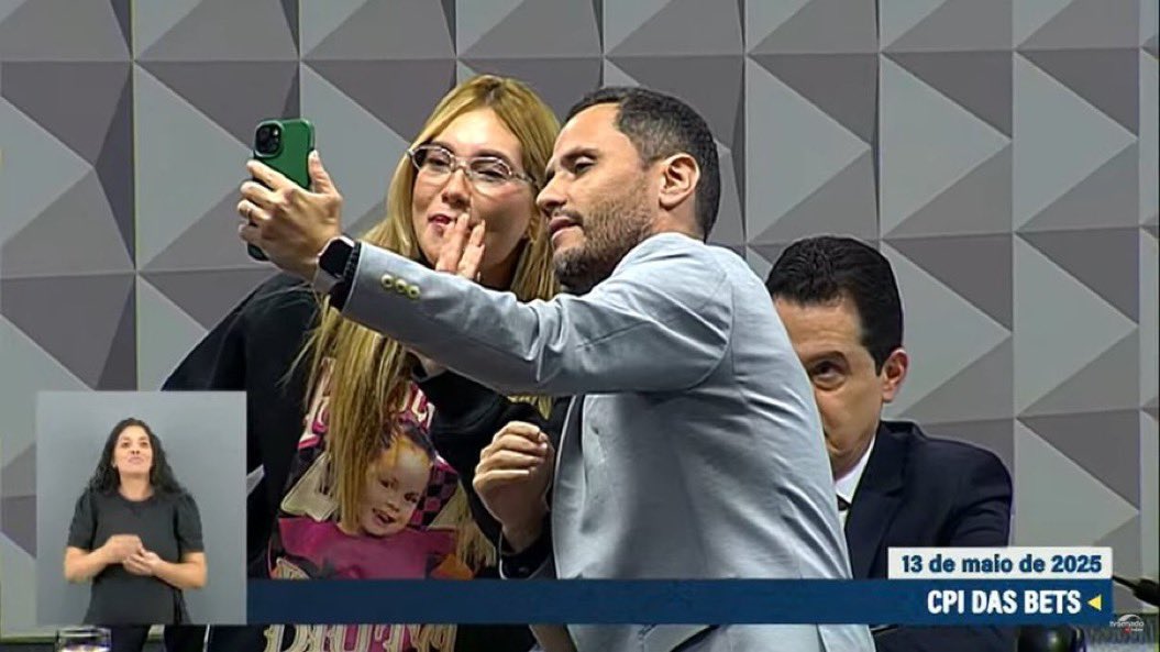 CPI das Bets: senador interrompe sessão para tirar foto com Virginia Fonseca