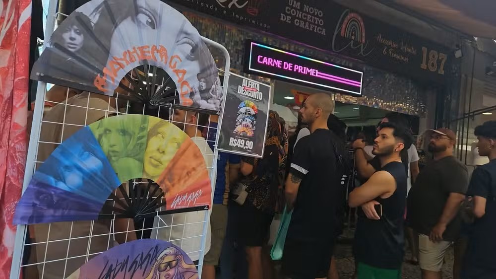 Véspera do show de Lady Gaga agita Saara e atrai fãs até do Paraguai