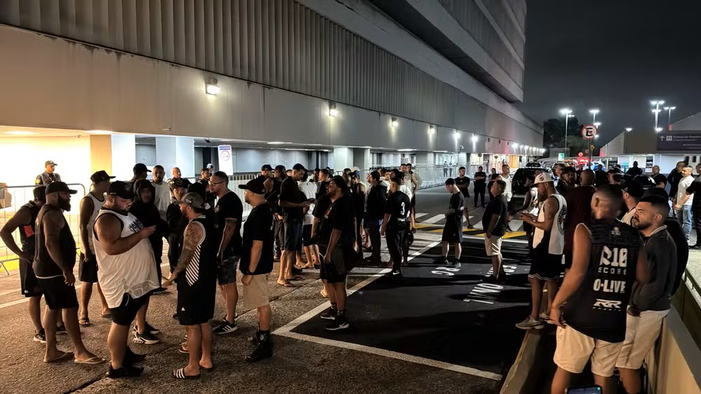 Torcedores do Vasco protestam contra má fase do time no Galeão após derrota para Vitória