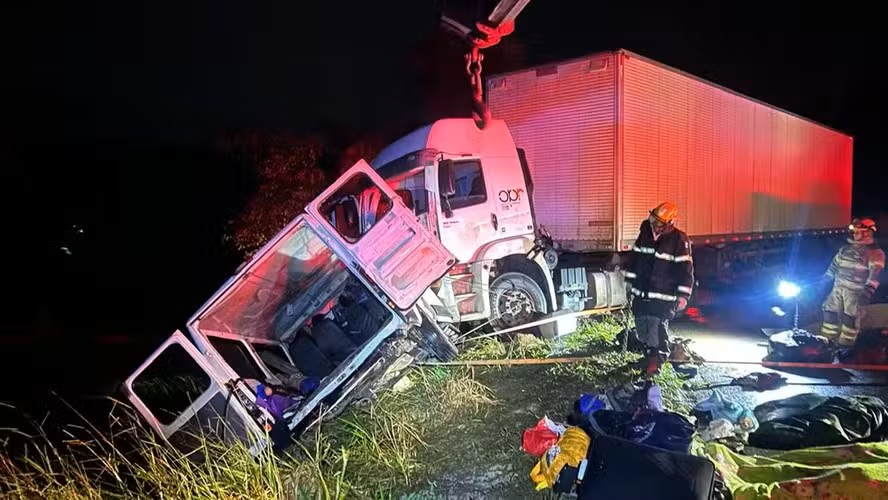 Acidente entre carreta e micro-ônibus deixa 9 mortos na BR-251, em Minas Gerais