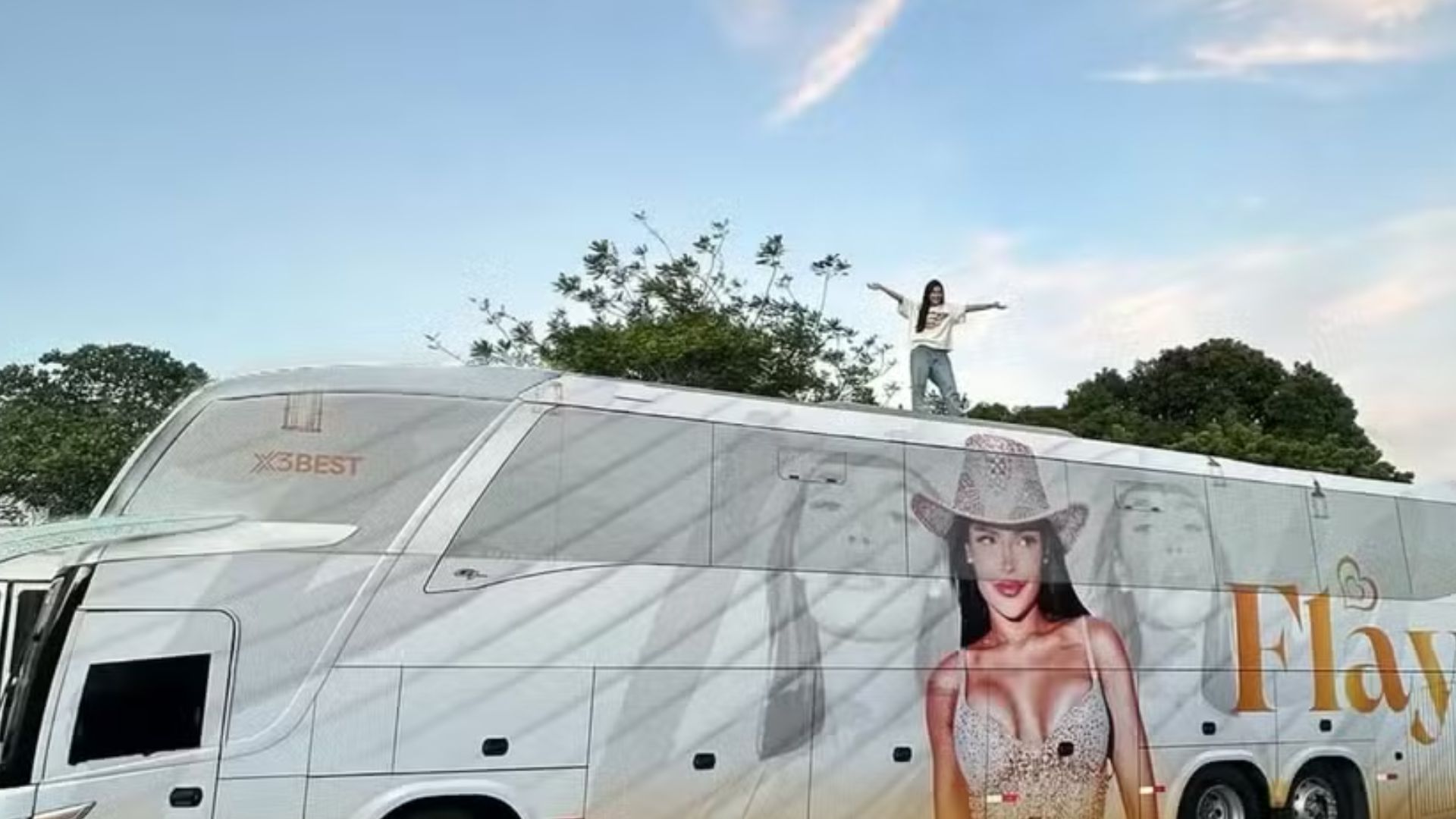Com ônibus de R$ 700 mil, Flay celebra nova fase na carreira musical: ‘Apenas segui confiando’