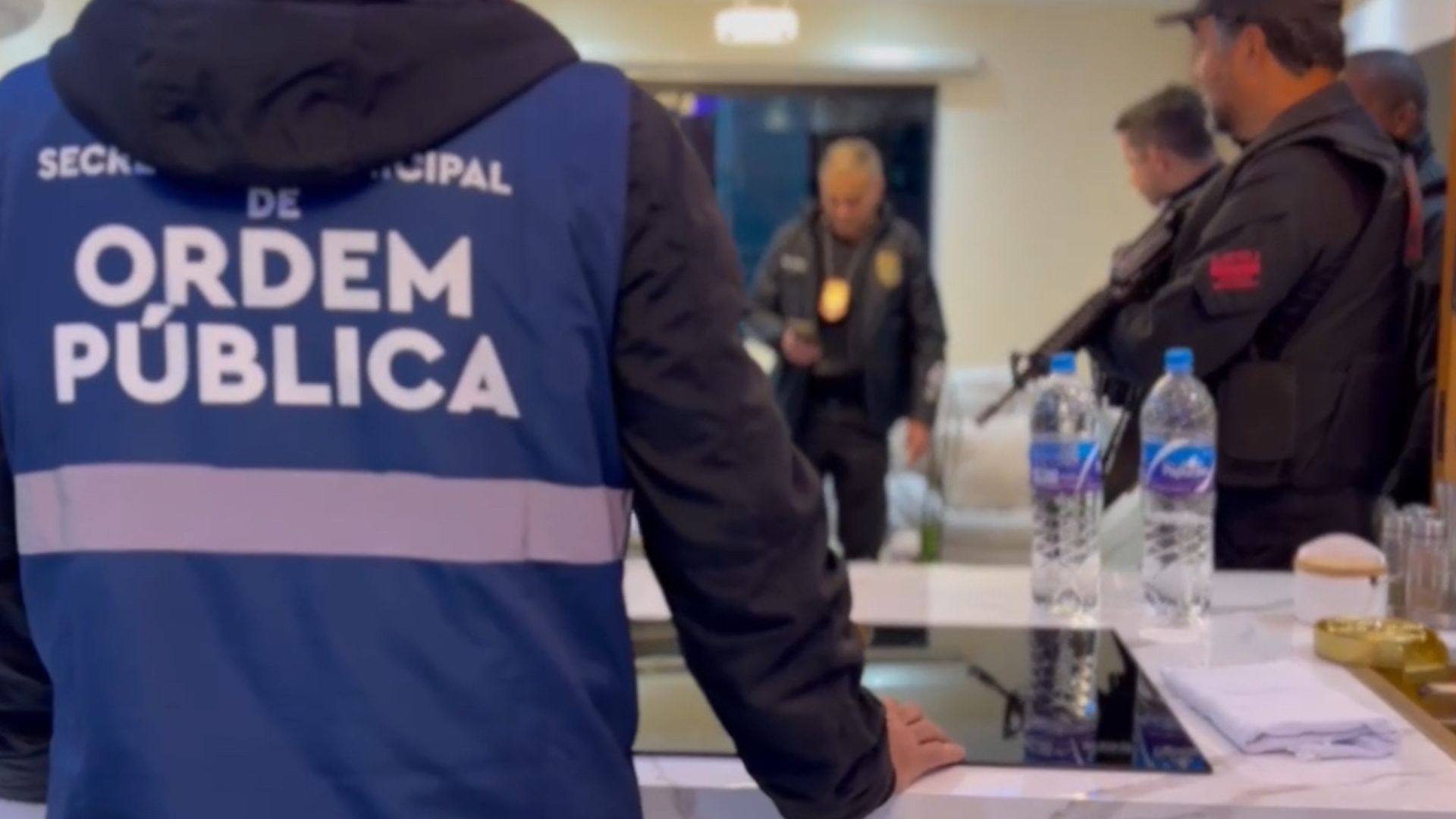 Mansões irregulares ligadas ao tráfico são demolidas na Rocinha