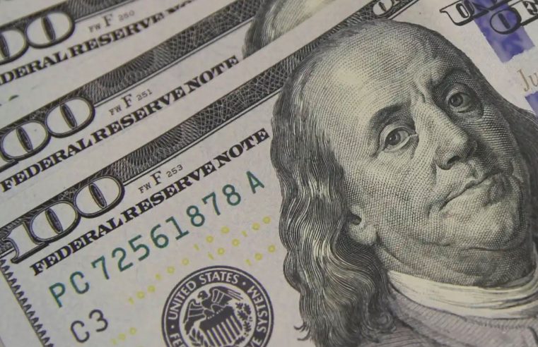 Dólar cai para R$ 5,56 à espera de pacote fiscal