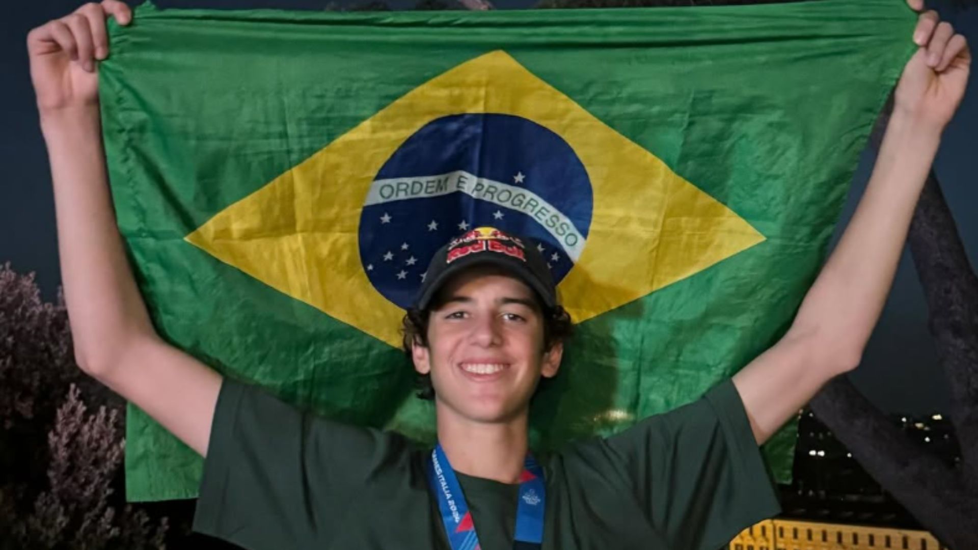 Brasileiro faz história com manobra inédita em Mundial de skate park