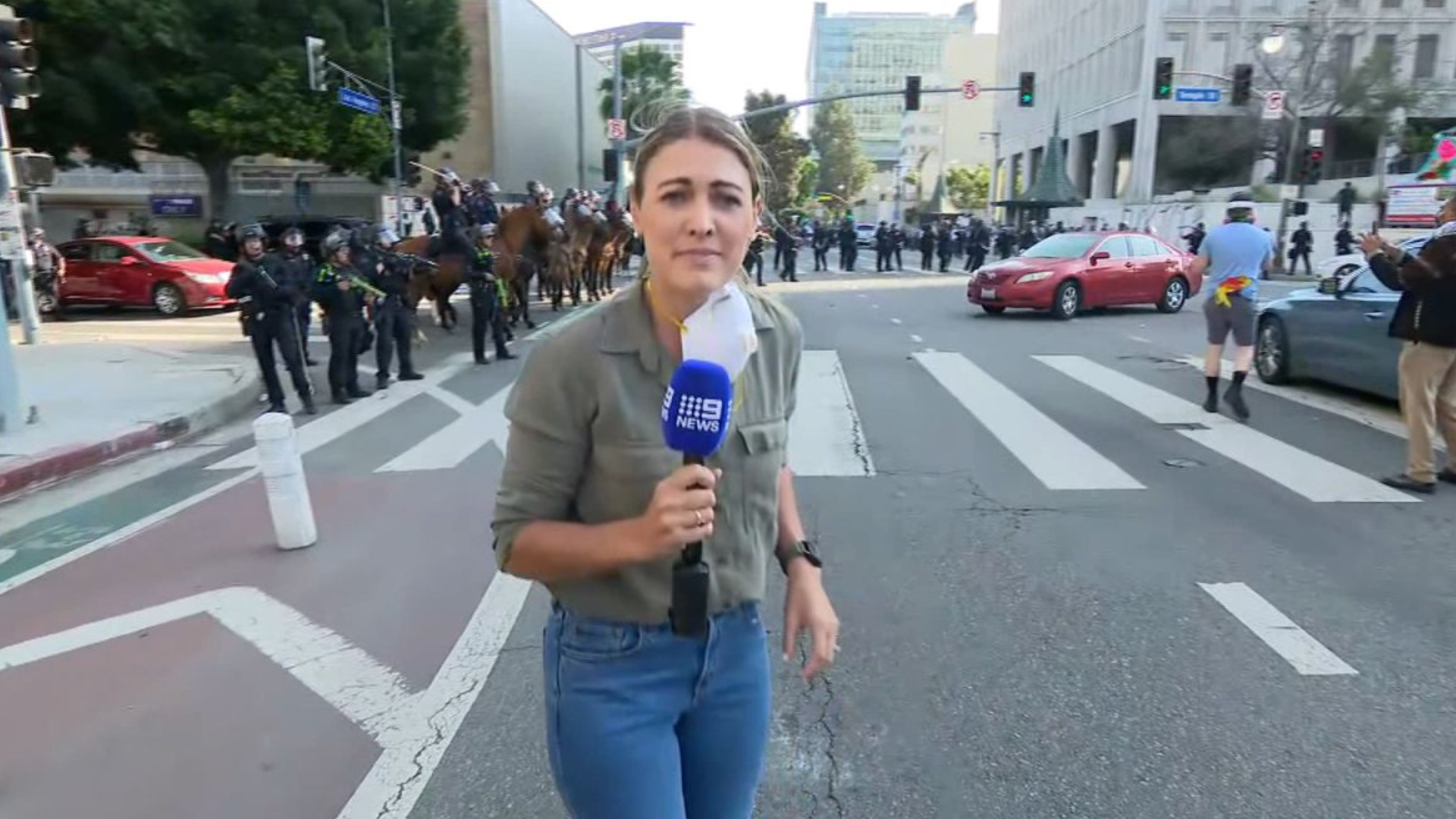 Repórter australiana é atingida por bala de borracha durante protesto em Los Angeles