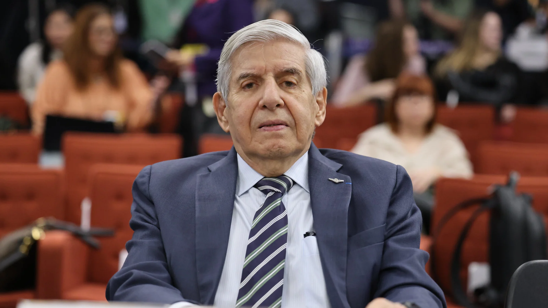 Augusto Heleno opta por ficar em silêncio e responde apenas à própria defesa durante depoimento ao STF