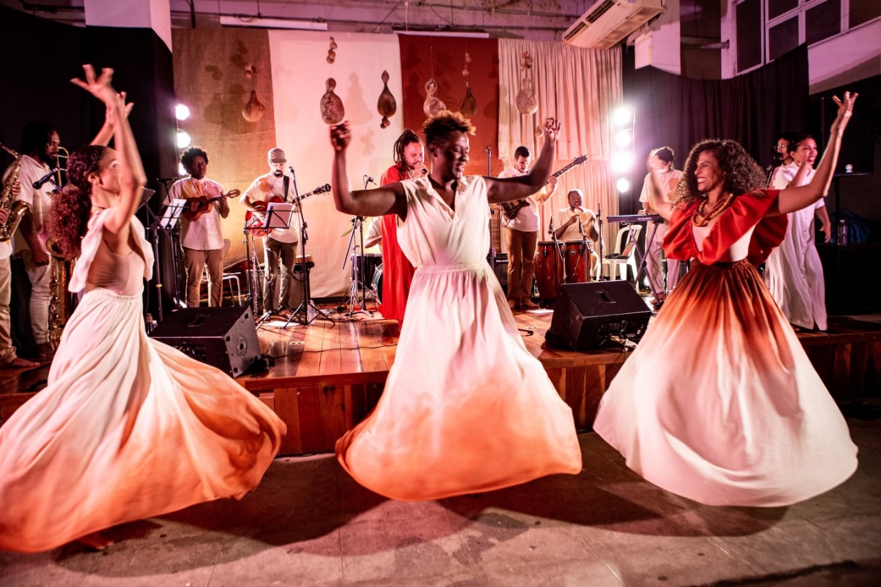Orquestra Cazuá leva ritmos afro-brasileiros e indígenas ao Sesc São Gonçalo na sexta-feira (27)