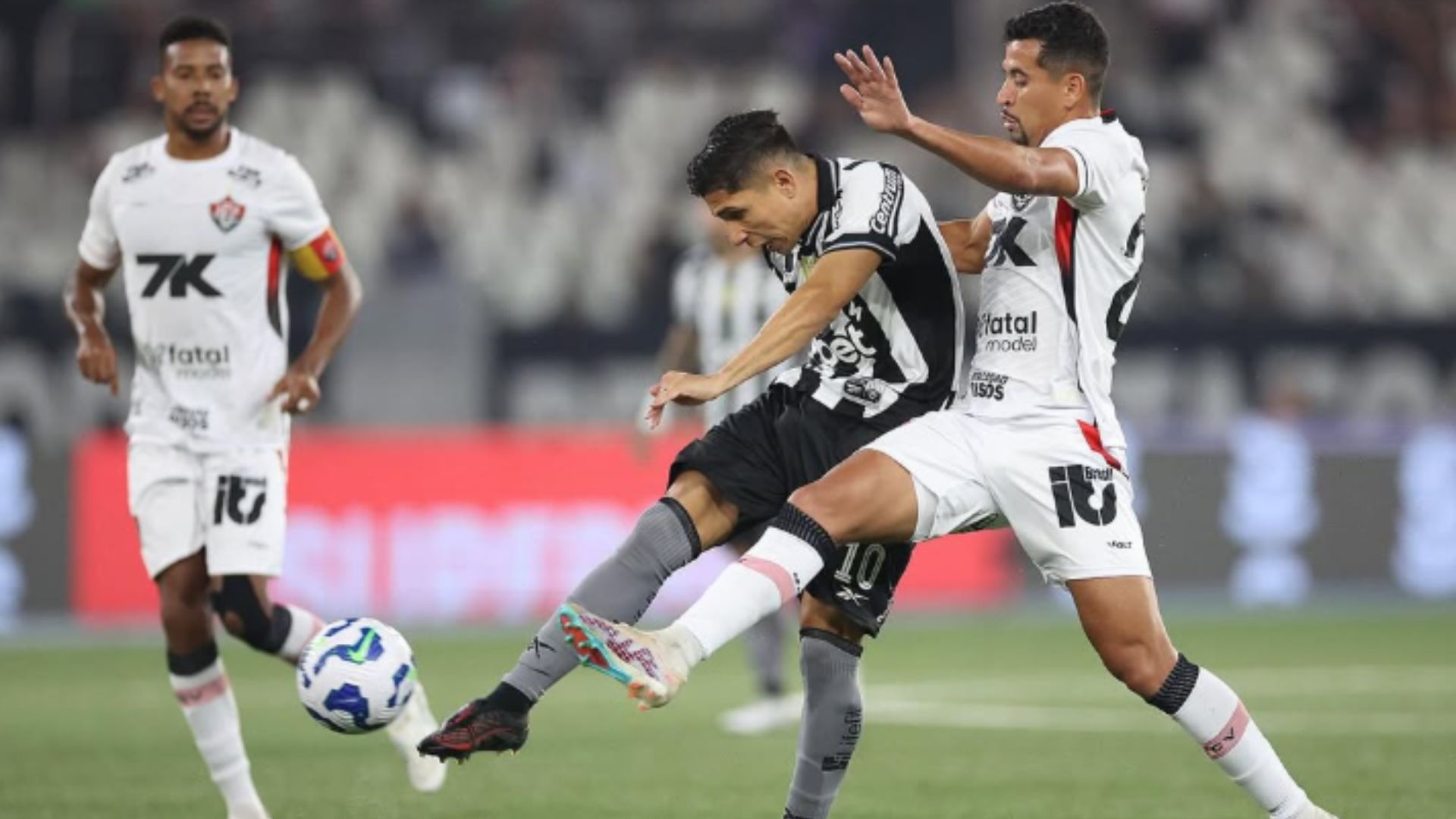 Jogo entre Botafogo e Vitória termina em 0 a 0 no Nilton Santos