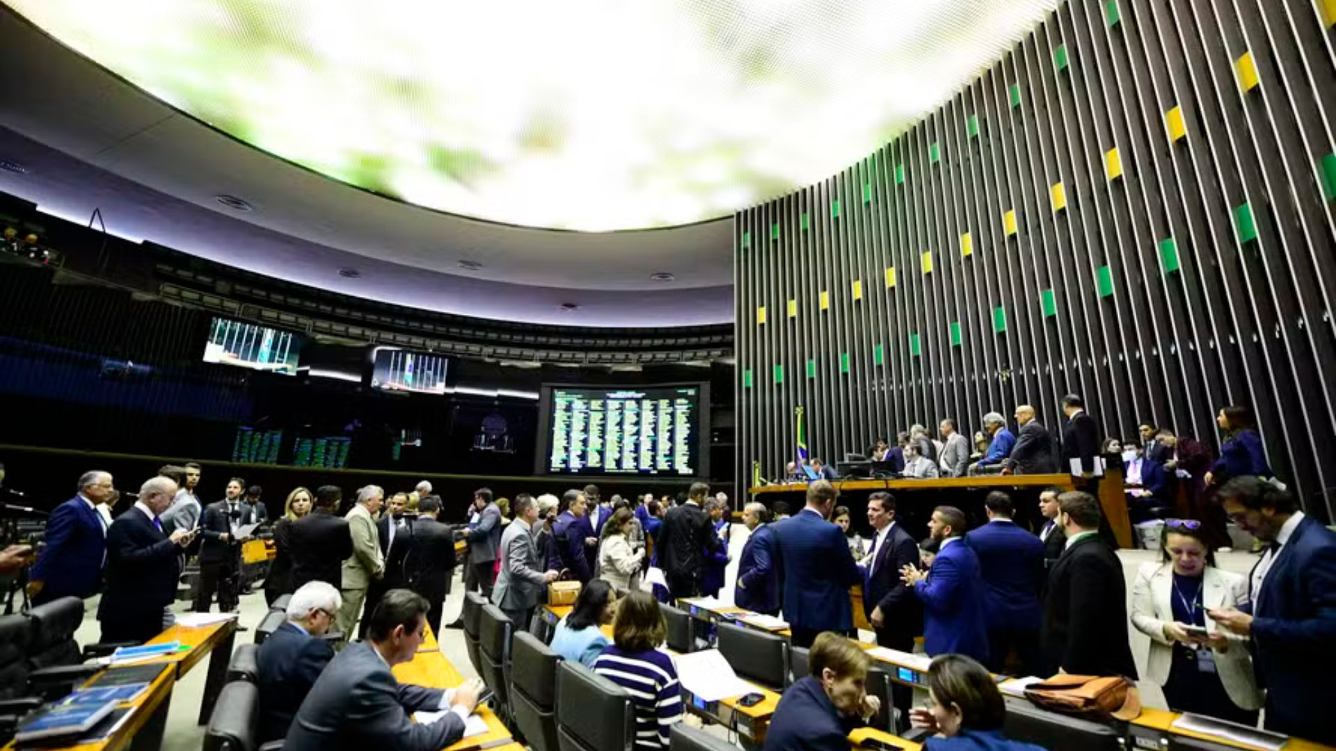 Deputados rejeitam fim da escala 6×1 e apoiam isenção do Imposto de Renda