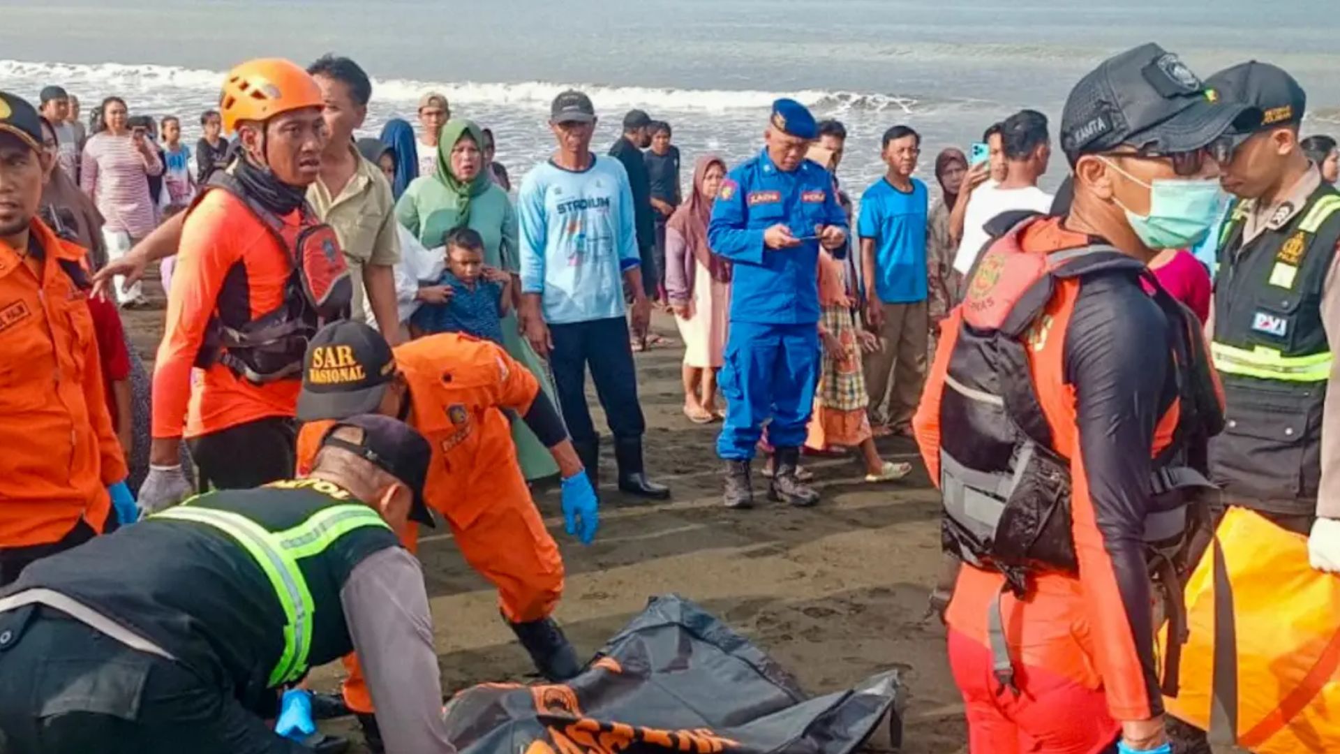 Balsa com 65 pessoas afunda na Indonésia, 5 mortos e 37 desaparecidos em tragédia entre Java e Bali
