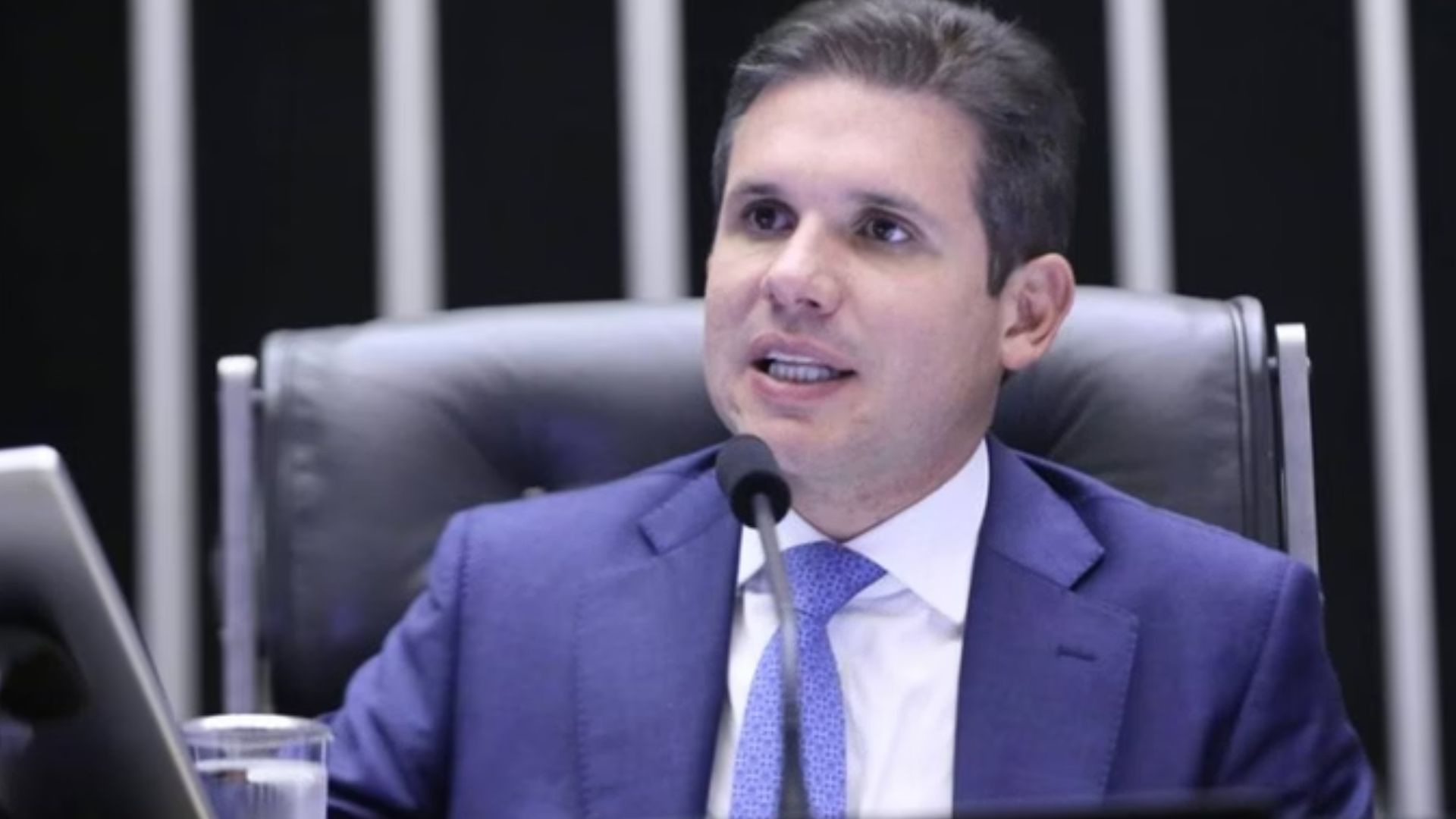 Deputado Hugo Motta é acusado de empregar familiares e funcionária fantasma com verba pública