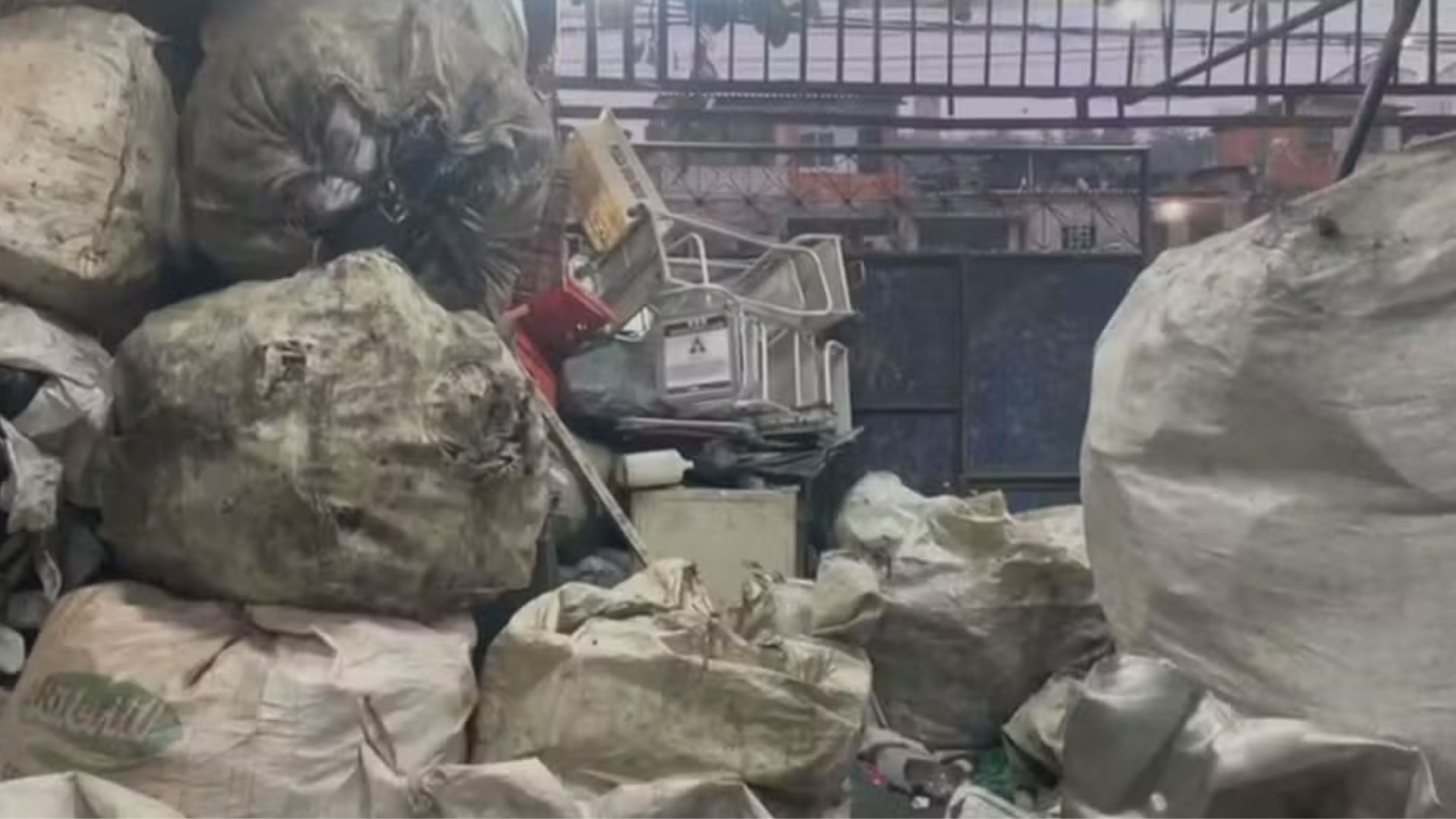Operação Ferro Velho desmantela esquema ilegal de sucata e prende suspeitos na Zona Norte do Rio