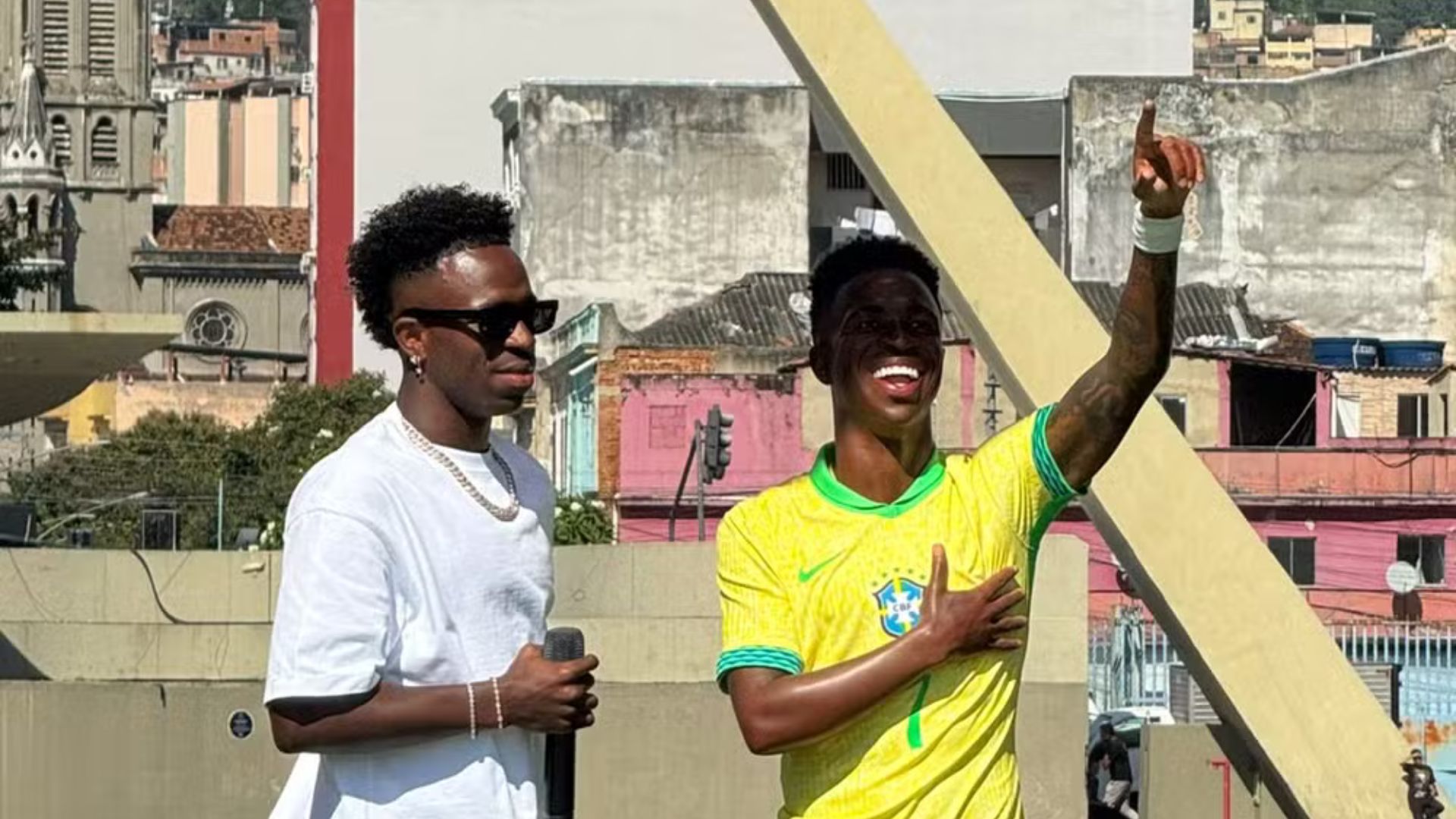 Museu de cera lança estátua de Vini Jr em evento no Rio e homenageia trajetória do jogador