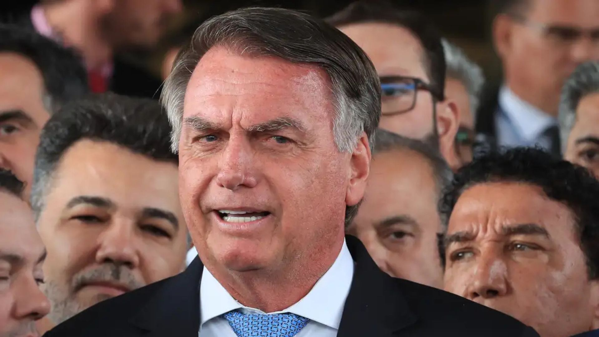 Moraes dá 24 horas para Bolsonaro explicar uso de redes sociais