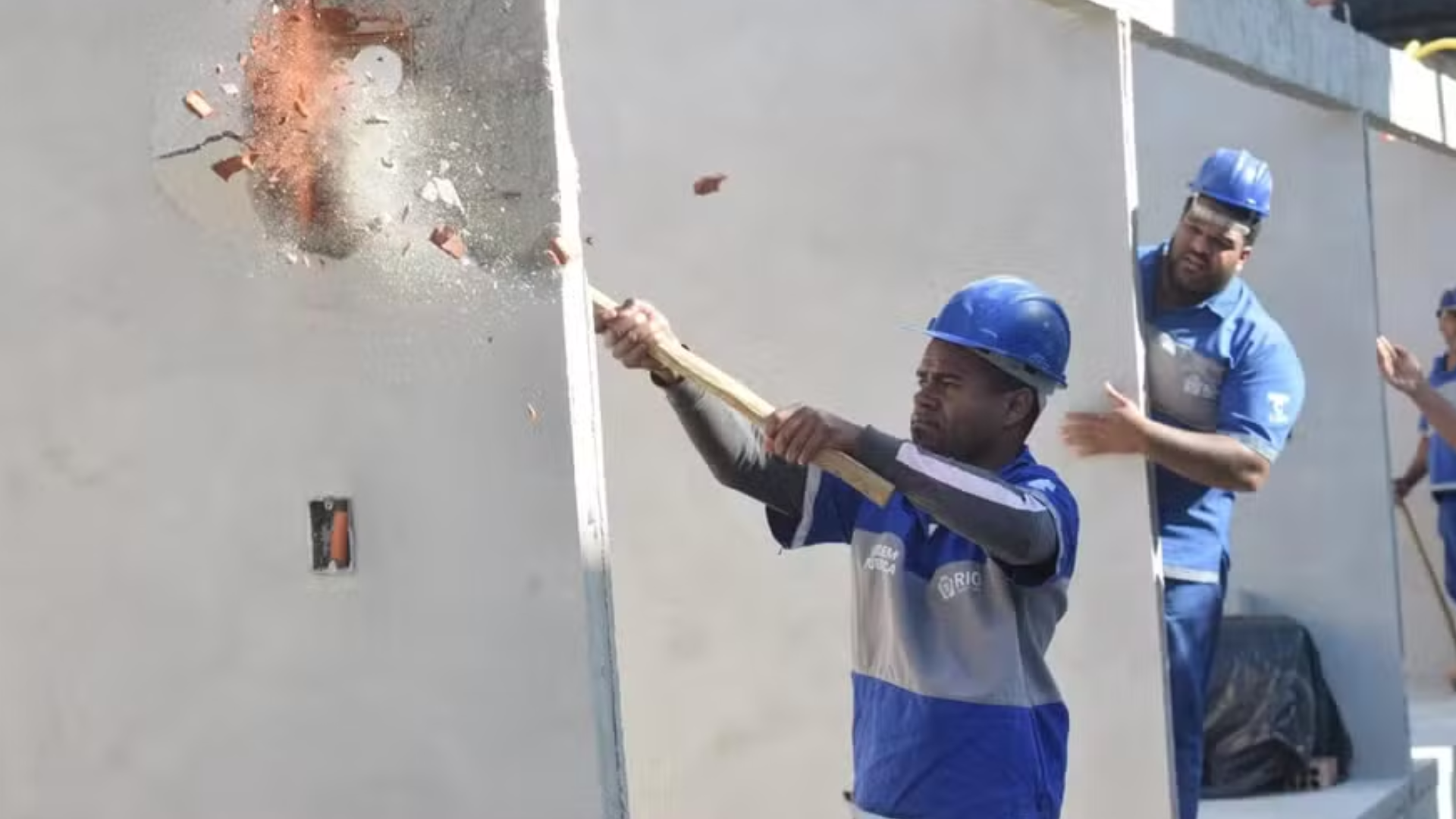 Seop remove onze imóveis ilegais e duas barricadas na Ilha do Governador