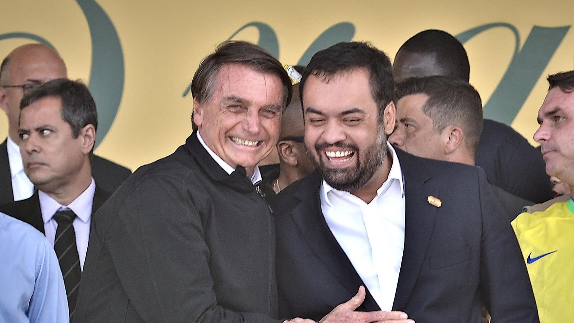 Pressão do STF faz Cláudio Castro recuar de nomeação de Eduardo Bolsonaro para cargo no governo estadual