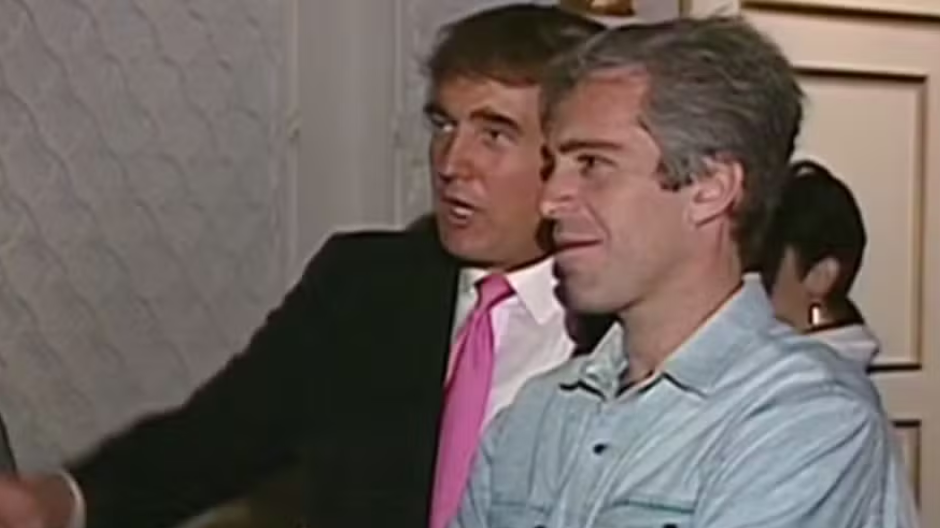 Novas imagens mostram Jeffrey Epstein presente no casamento de Donald Trump em 1993