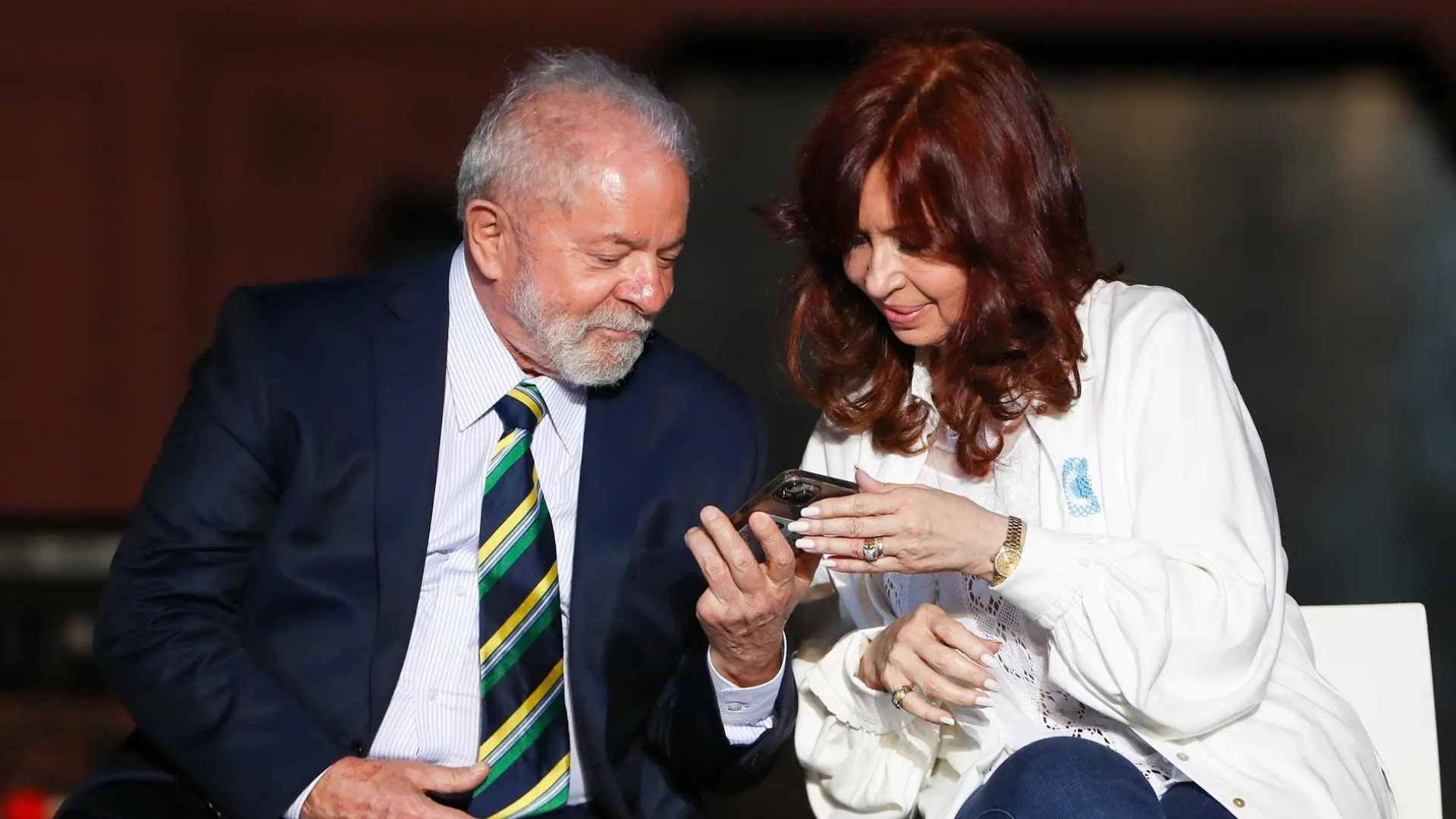 Lula visita Cristina Kirchner em prisão domiciliar durante passagem pela Argentina
