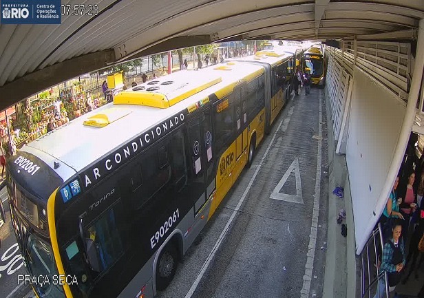Operação policial afeta circulação do BRT na Praça Seca  na manhã desta segunda (21)