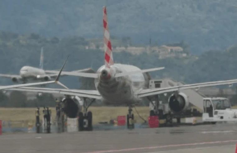 Homem morre após ser sugado por motor de avião em aeroporto na Itália