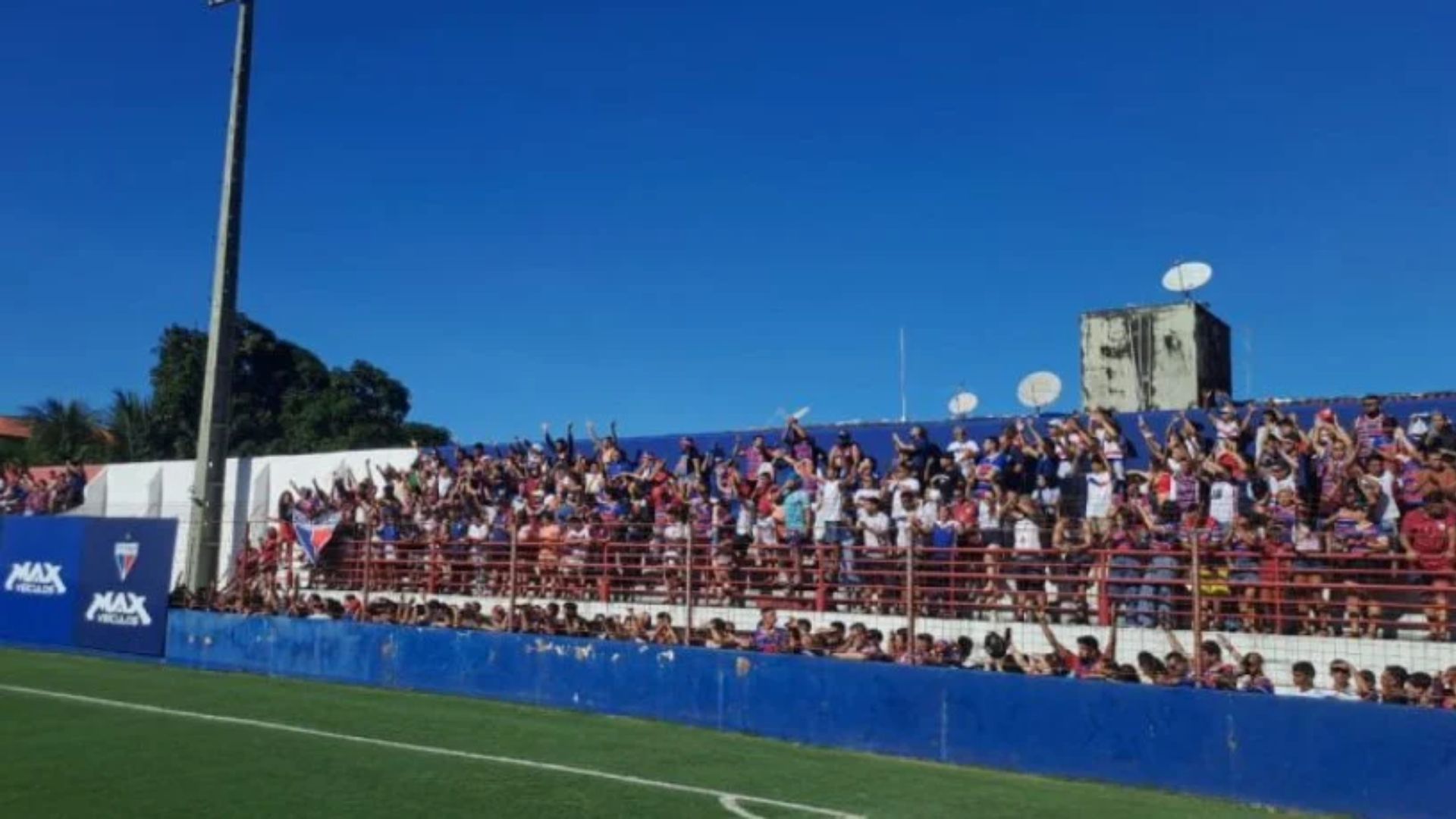 Torcida do Fortaleza lota sede para se despedir de Vojvoda após demissão e protesta: ‘Fora, panelinha’