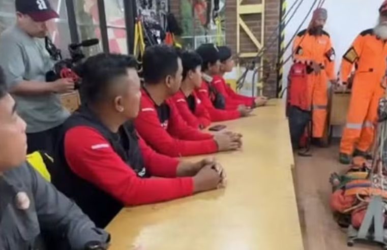 Parque na Indonésia faz treinamento de socorro vertical após morte de Juliana Marins