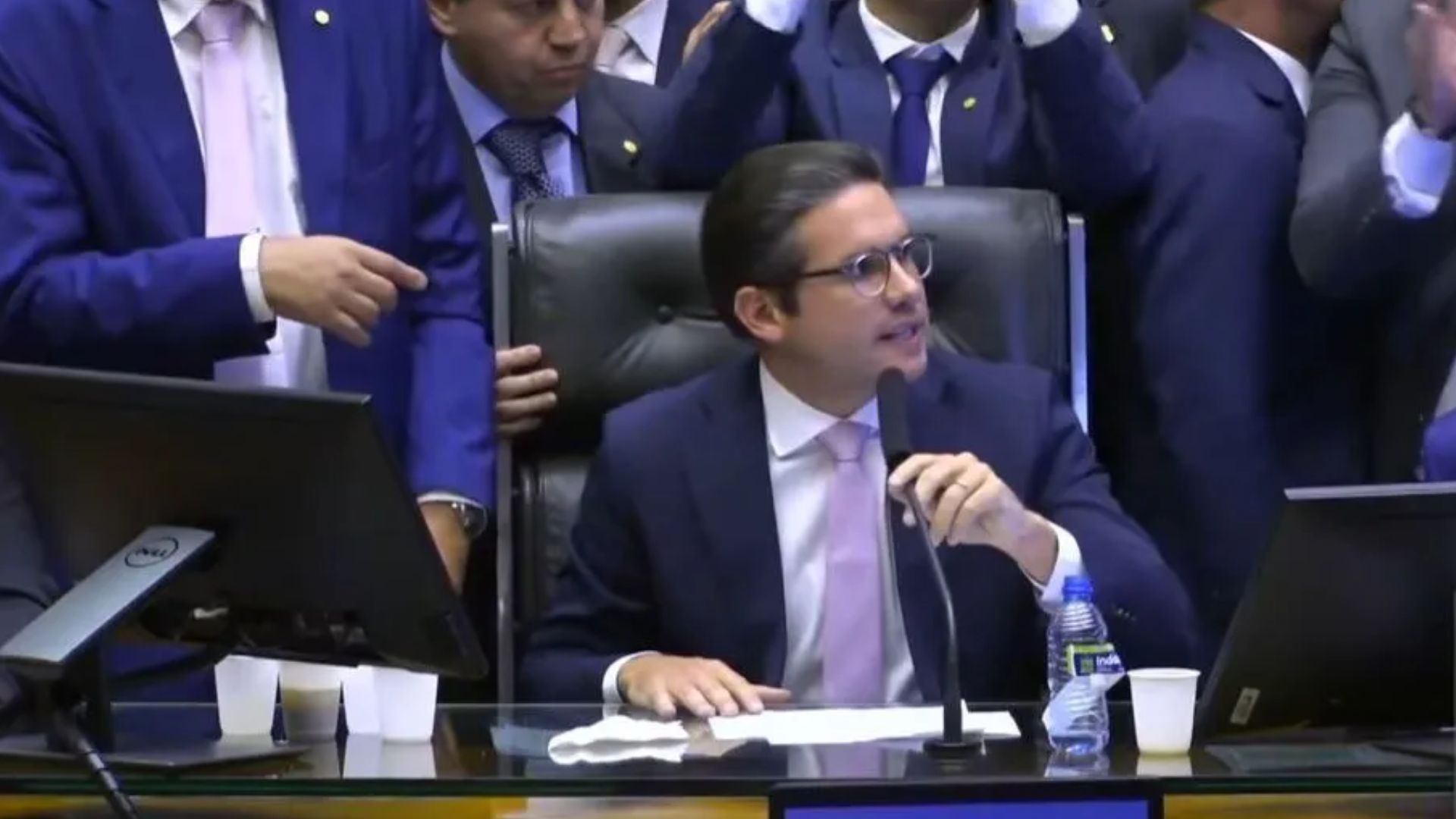 Sessão é interrompida após protesto na Câmara, Hugo Motta chama Polícia Legislativa