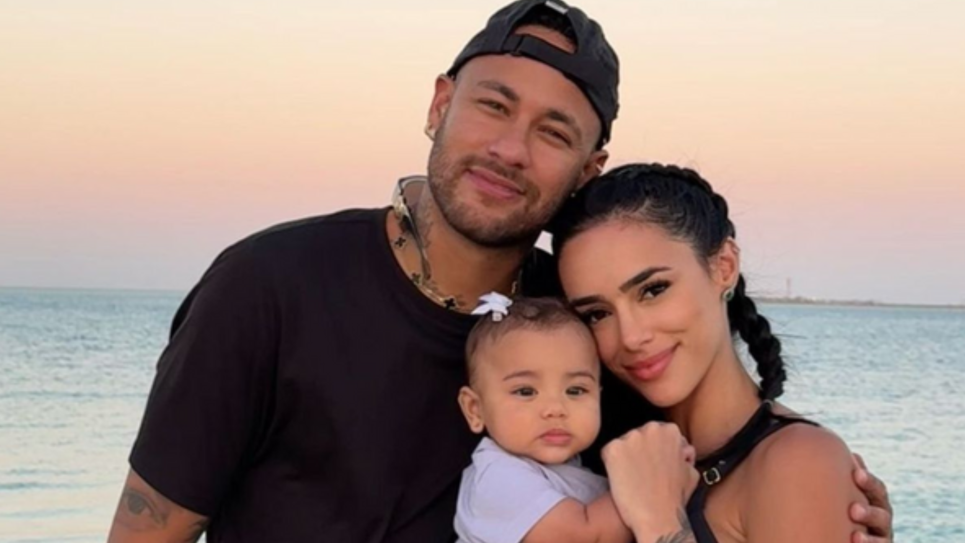 Neymar e Biancardi deixam mansão após descobrirem que estavam sendo monitorados por câmeras internas no imóvel
