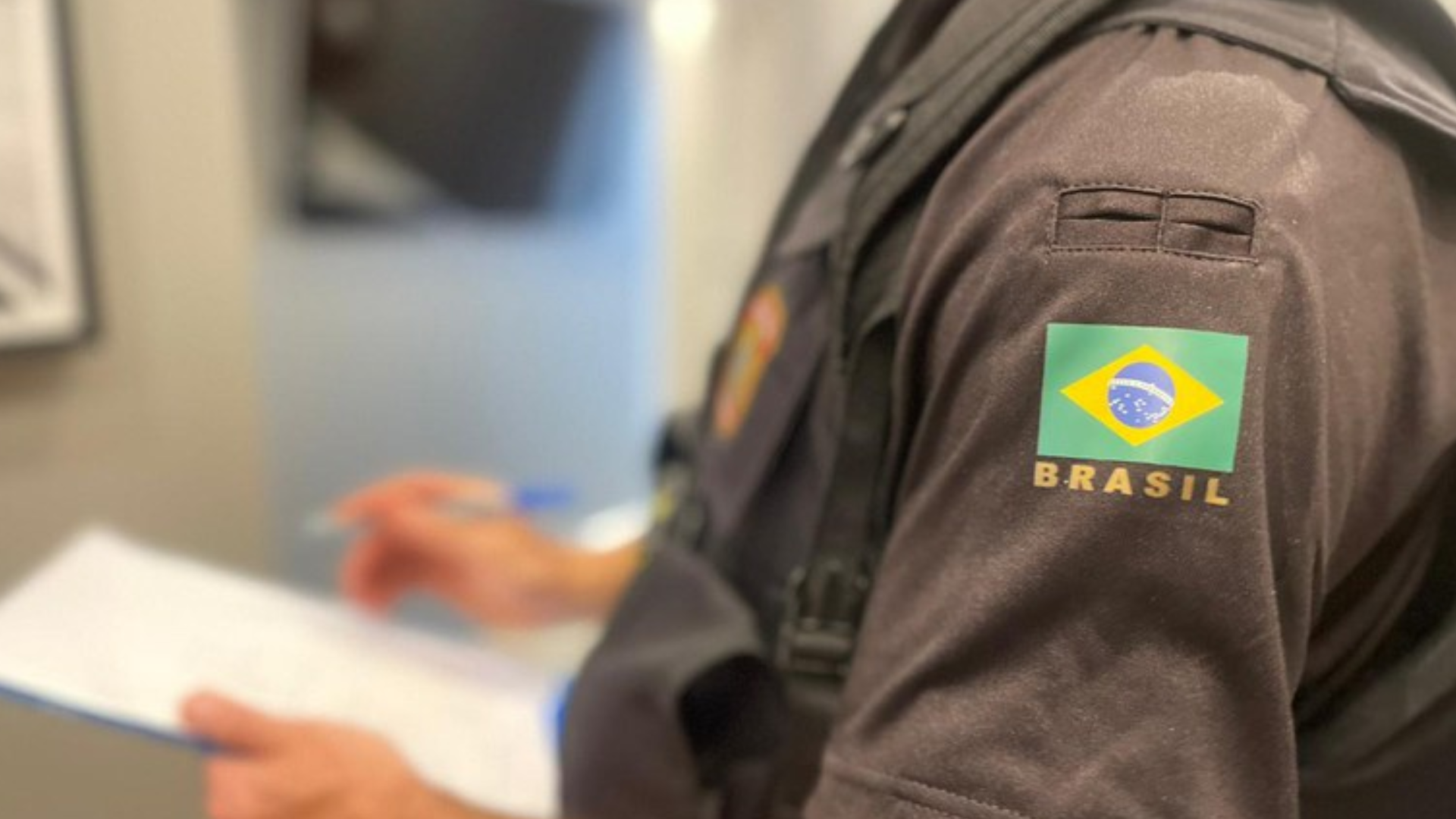 PF prende homem por falsificação de diplomas médicos no Recreio dos Bandeirantes